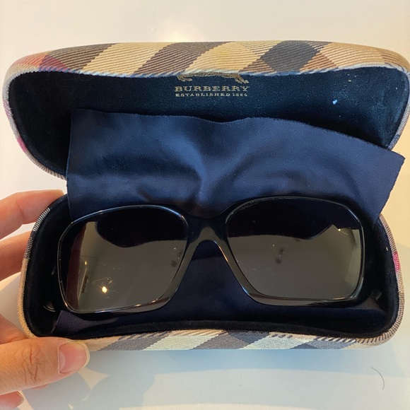 EUC Authentic Burberry Sunglasses - Picture 7 of 7